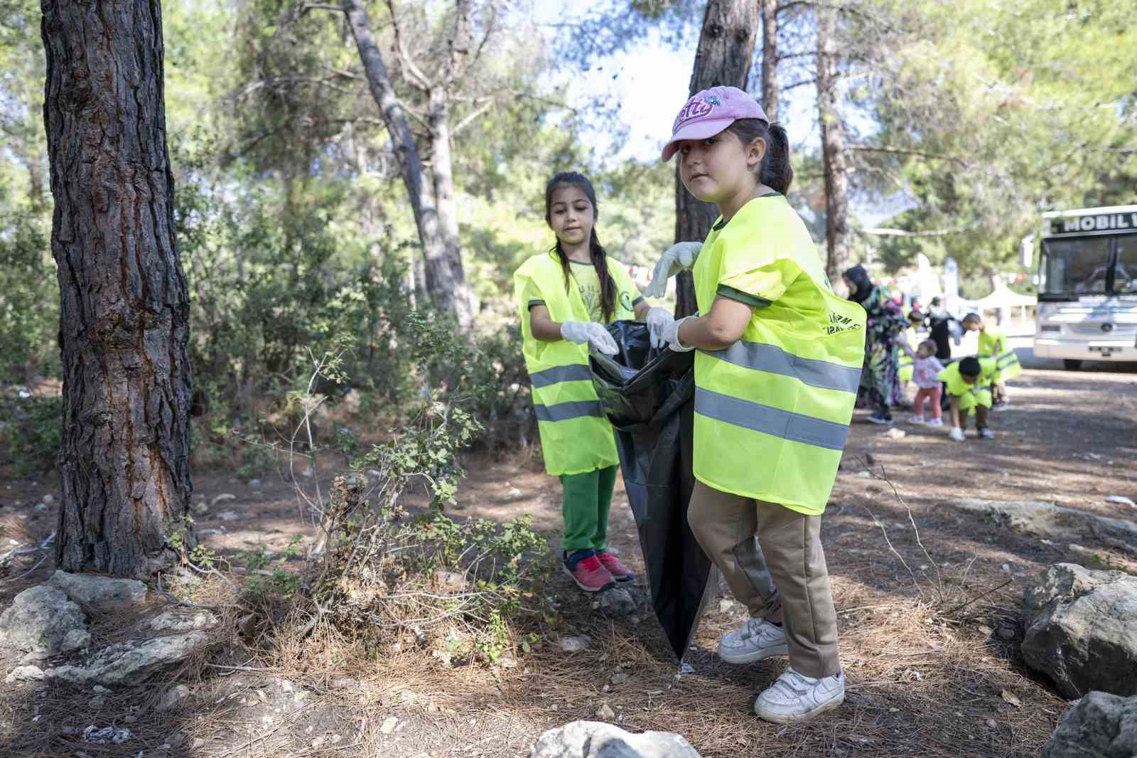 Çocuklar, gönüllülerle beraber ormanlık alanda çöp topladı
