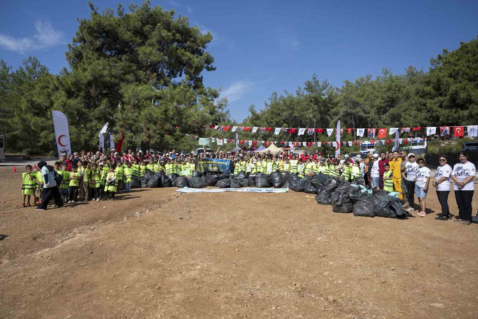 Çocuklar, gönüllülerle beraber ormanlık alanda çöp topladı
