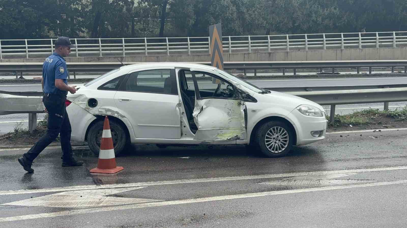 Belediye otobüsü ile otomobil çarpıştı: 2 yaralı
