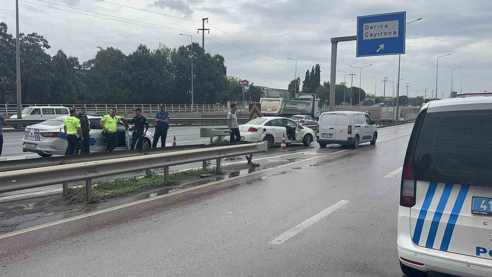 Belediye otobüsü ile otomobil çarpıştı: 2 yaralı
