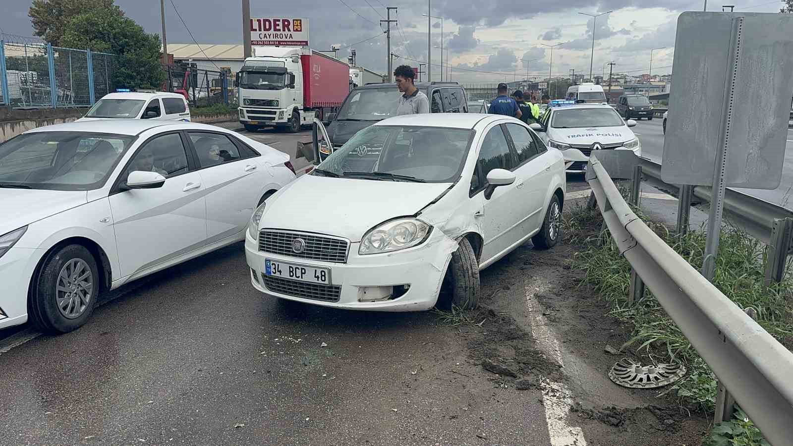 Belediye otobüsü ile otomobil çarpıştı: 2 yaralı
