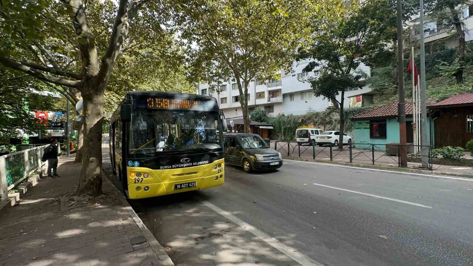 Bursa’da otobüs kazasında can pazarı...Belediye otobüsü ağaca çarptı, yolcu camdan fırladı
