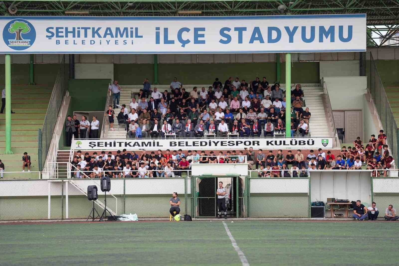 Yılmaz, turnuvaya katılan sporculara teşekkür etti
