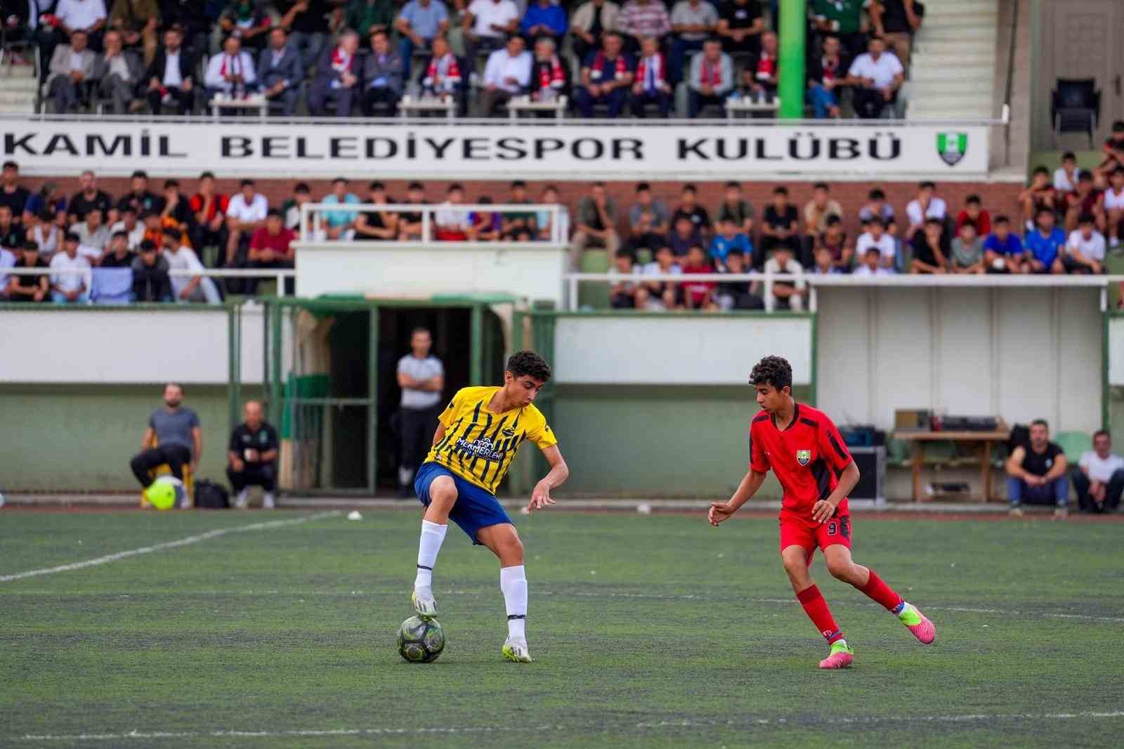 Yılmaz, turnuvaya katılan sporculara teşekkür etti
