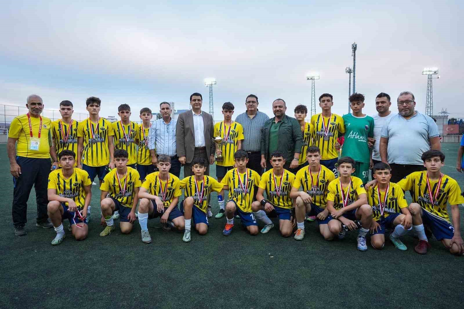 Yılmaz, turnuvaya katılan sporculara teşekkür etti
