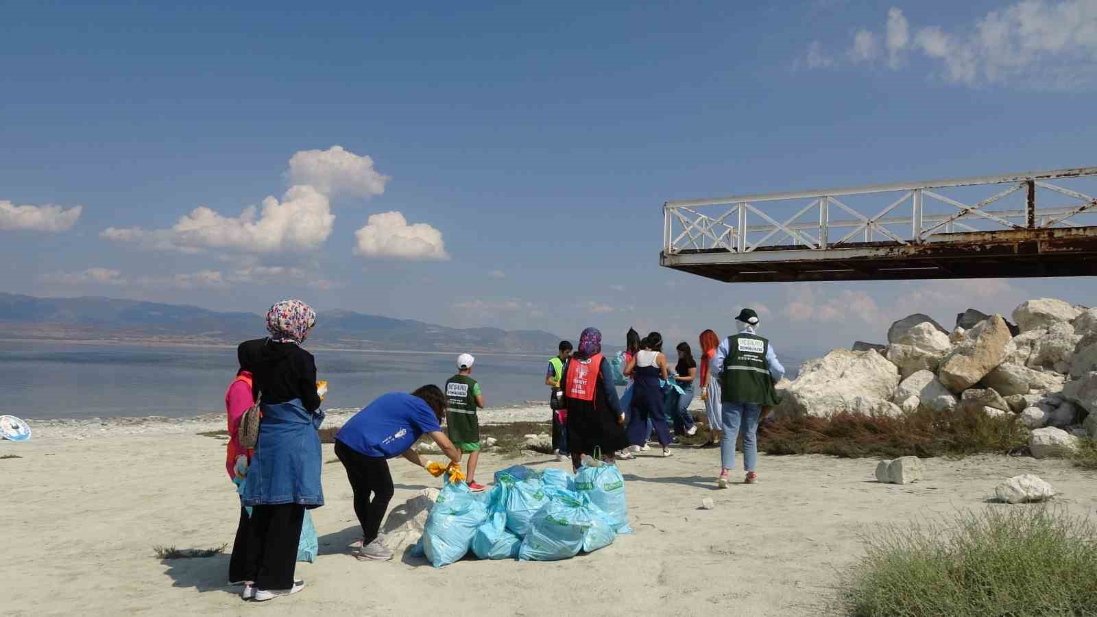 Dünya Temizlik Günü’nde kuraklıkla boğuşan Burdur Gölü etrafında çöp topladılar
