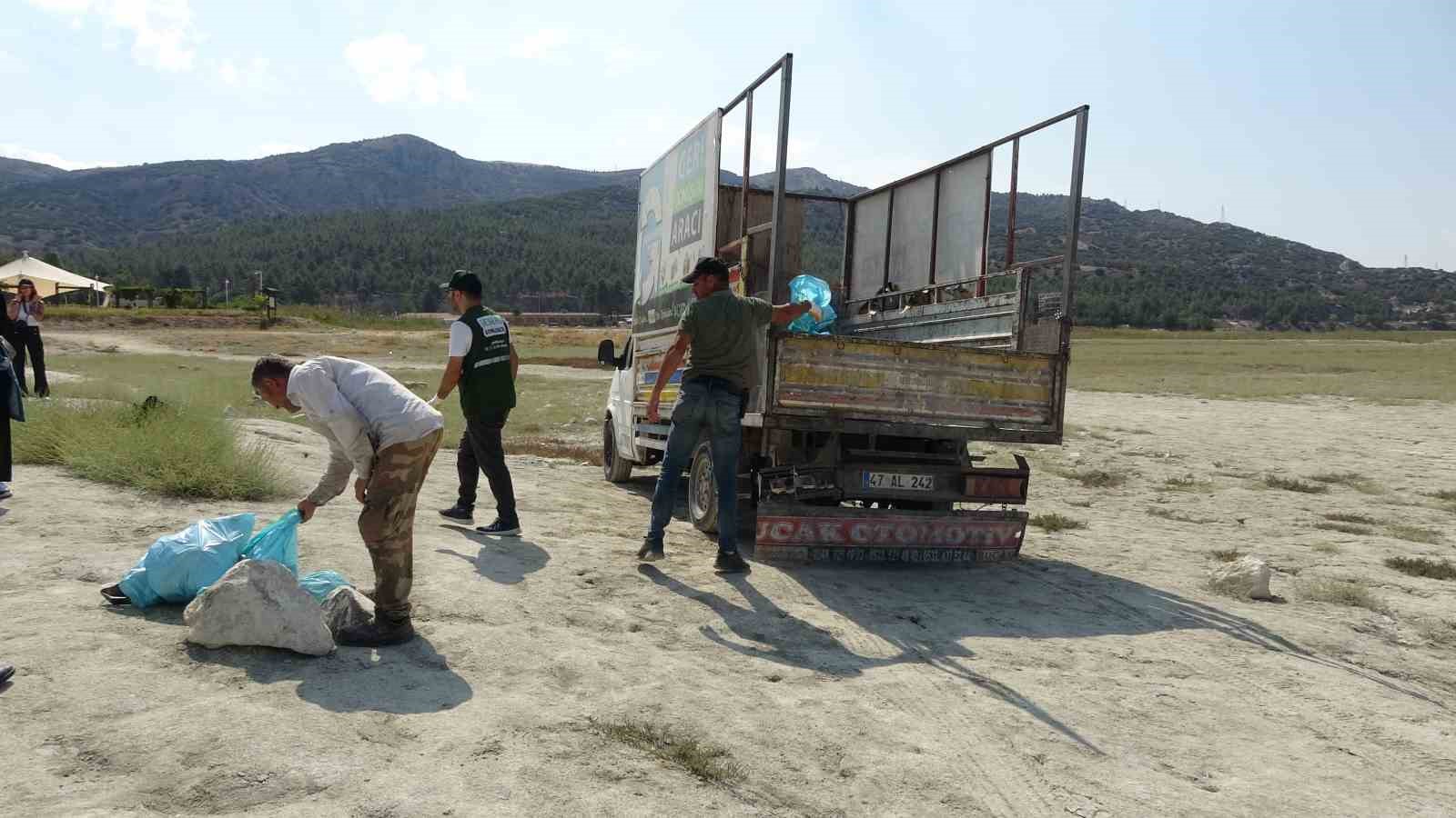 Dünya Temizlik Günü’nde kuraklıkla boğuşan Burdur Gölü etrafında çöp topladılar
