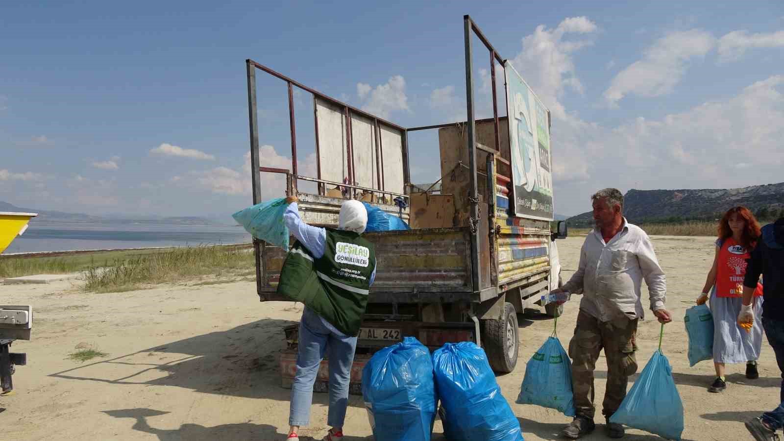 Dünya Temizlik Günü’nde kuraklıkla boğuşan Burdur Gölü etrafında çöp topladılar
