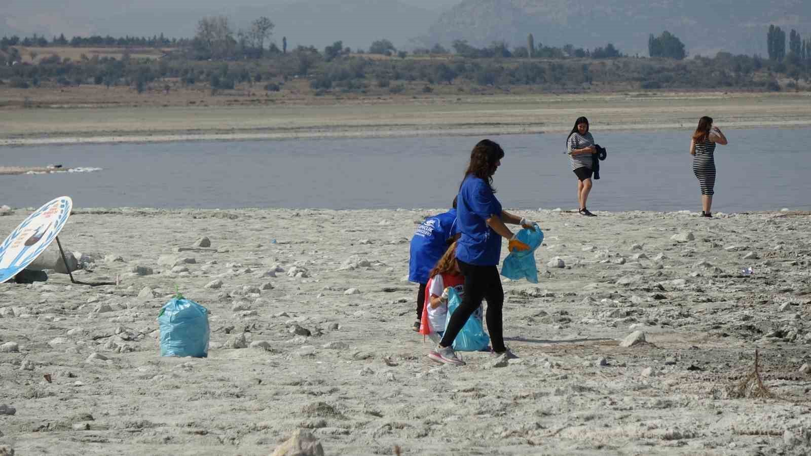 Dünya Temizlik Günü’nde kuraklıkla boğuşan Burdur Gölü etrafında çöp topladılar
