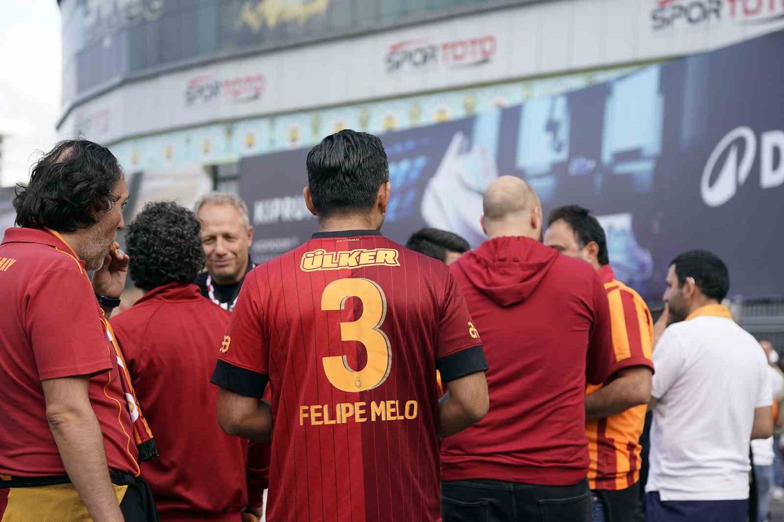 Galatasaray taraftarı stada geldi
