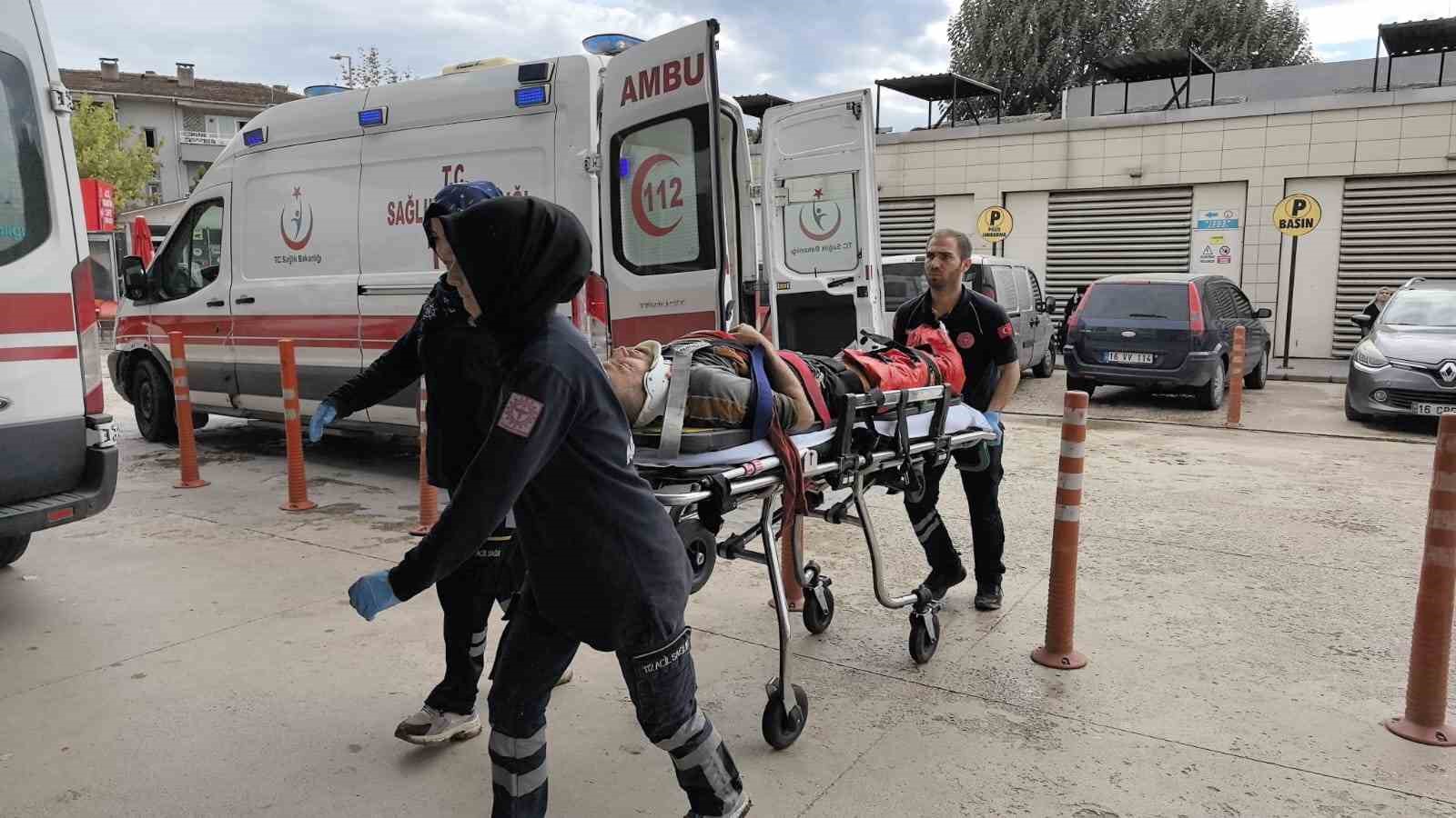 Bursa’da kontrolden çıkan çöp kamyonu şarampole yuvarlandı: 3 kişi yaralandı
