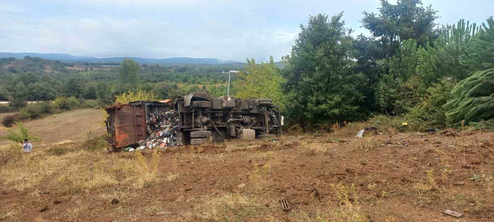 Bursa’da kontrolden çıkan çöp kamyonu şarampole yuvarlandı: 3 kişi yaralandı
