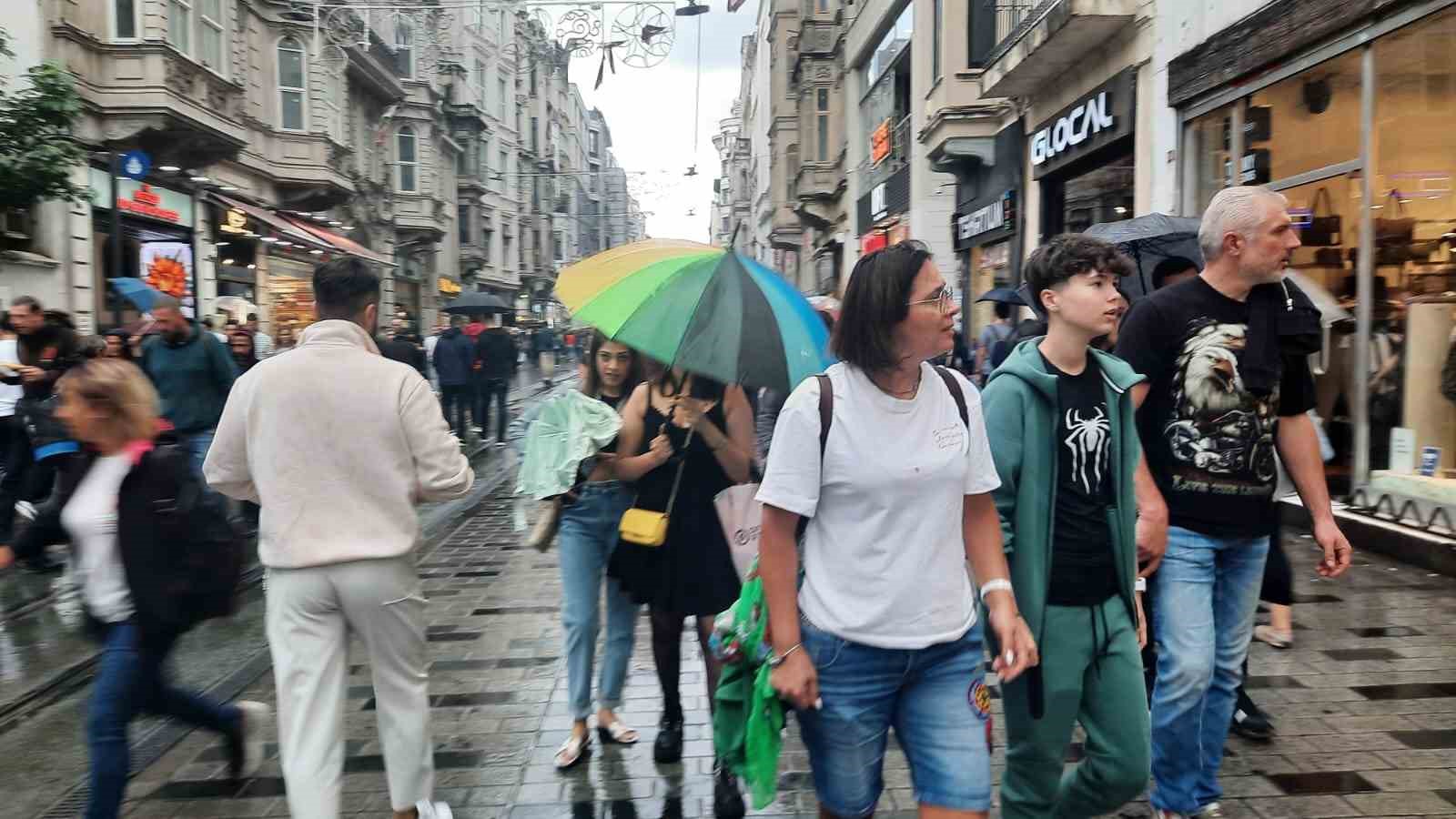 Yağmura Taksim Meydanı’nda yakalanan vatandaşlar zor anlar yaşadı
