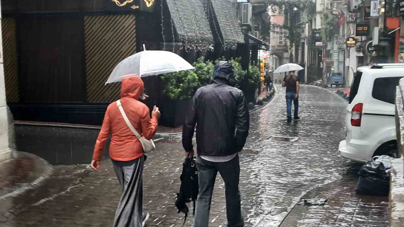 Yağmura Taksim Meydanı’nda yakalanan vatandaşlar zor anlar yaşadı
