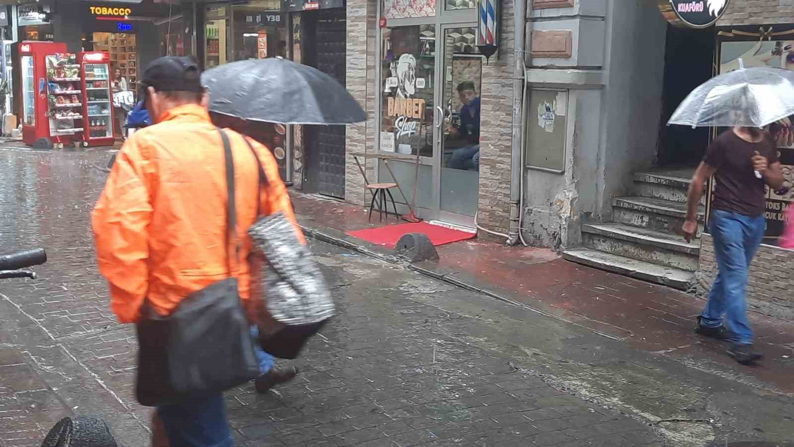 Yağmura Taksim Meydanı’nda yakalanan vatandaşlar zor anlar yaşadı
