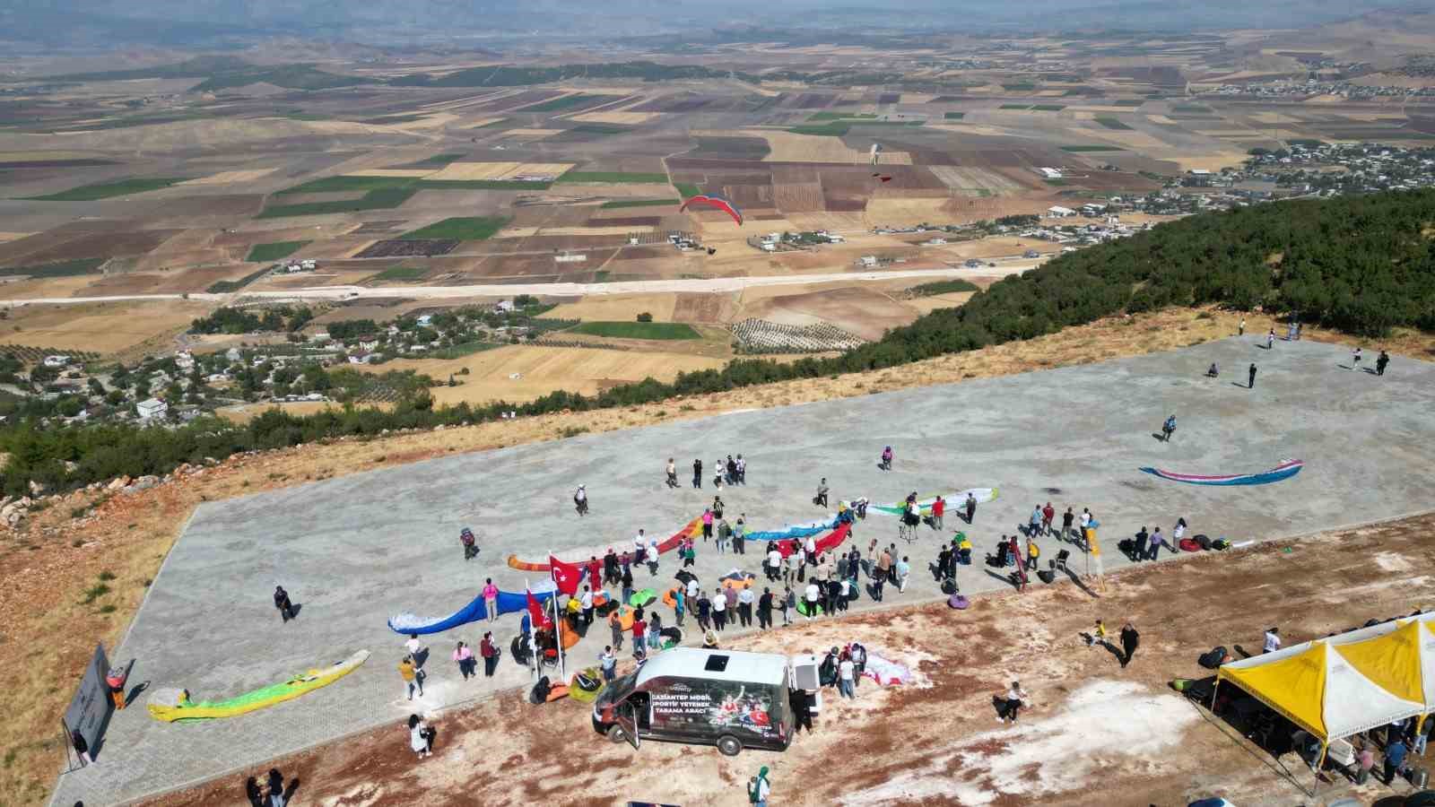 Gaziantep’te yamaç paraşütü heyecanını depremzede çocuklar merakla izledi
