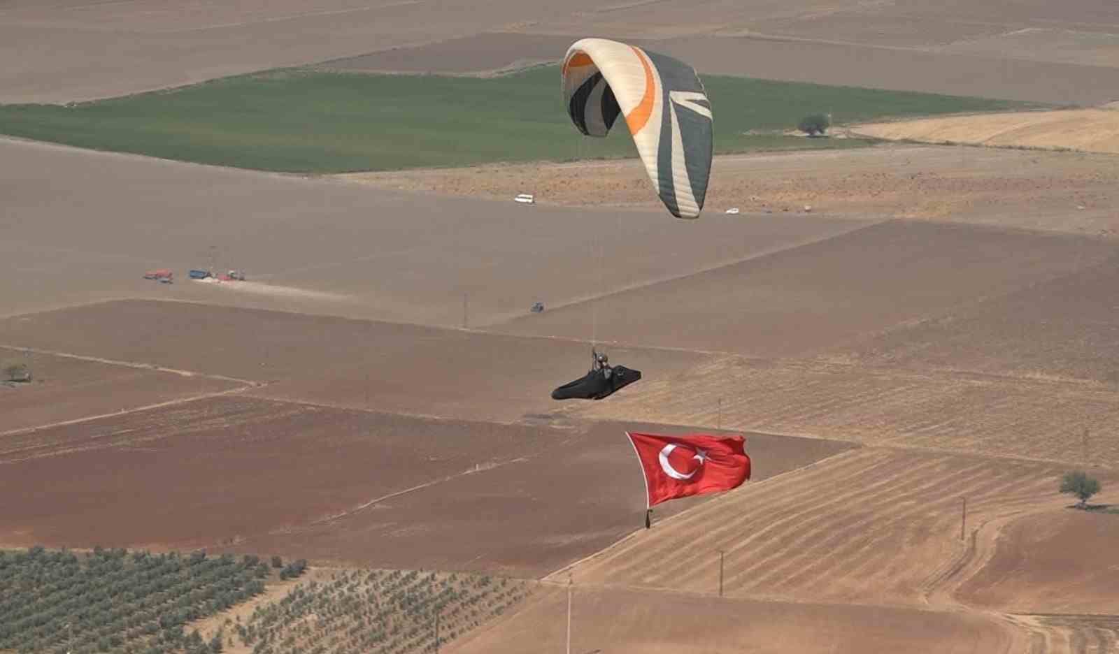 Gaziantep’te yamaç paraşütü heyecanını depremzede çocuklar merakla izledi
