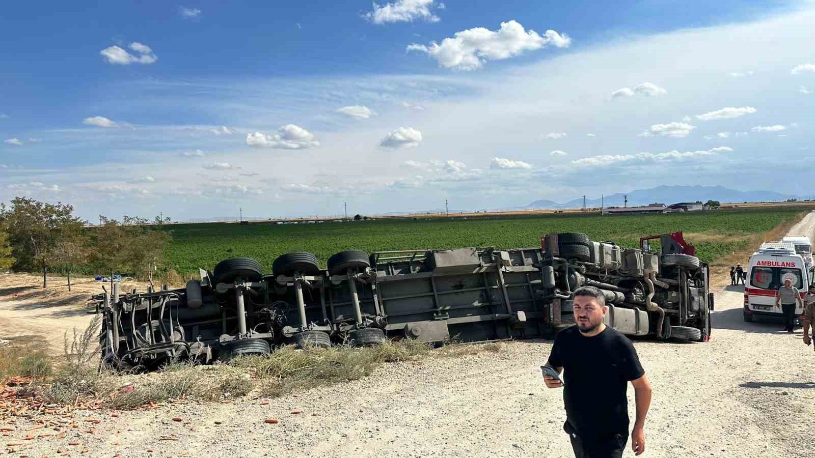 Konya’da kamyon ile tır çarpıştı: 3 yaralı
