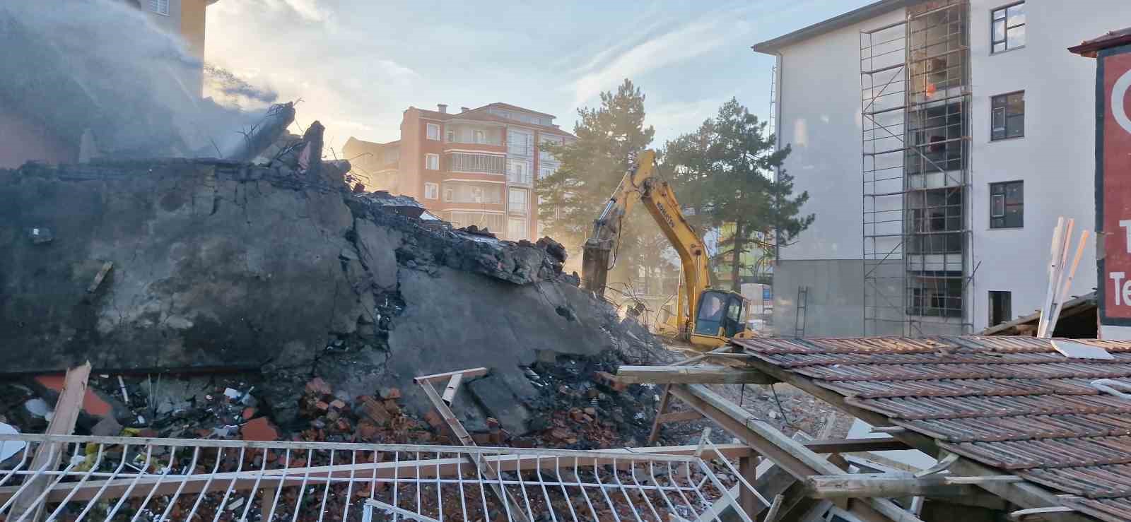 Depreme dayanıksız olduğu belirlenen Alaca Öğretmenevi yıkılıyor
