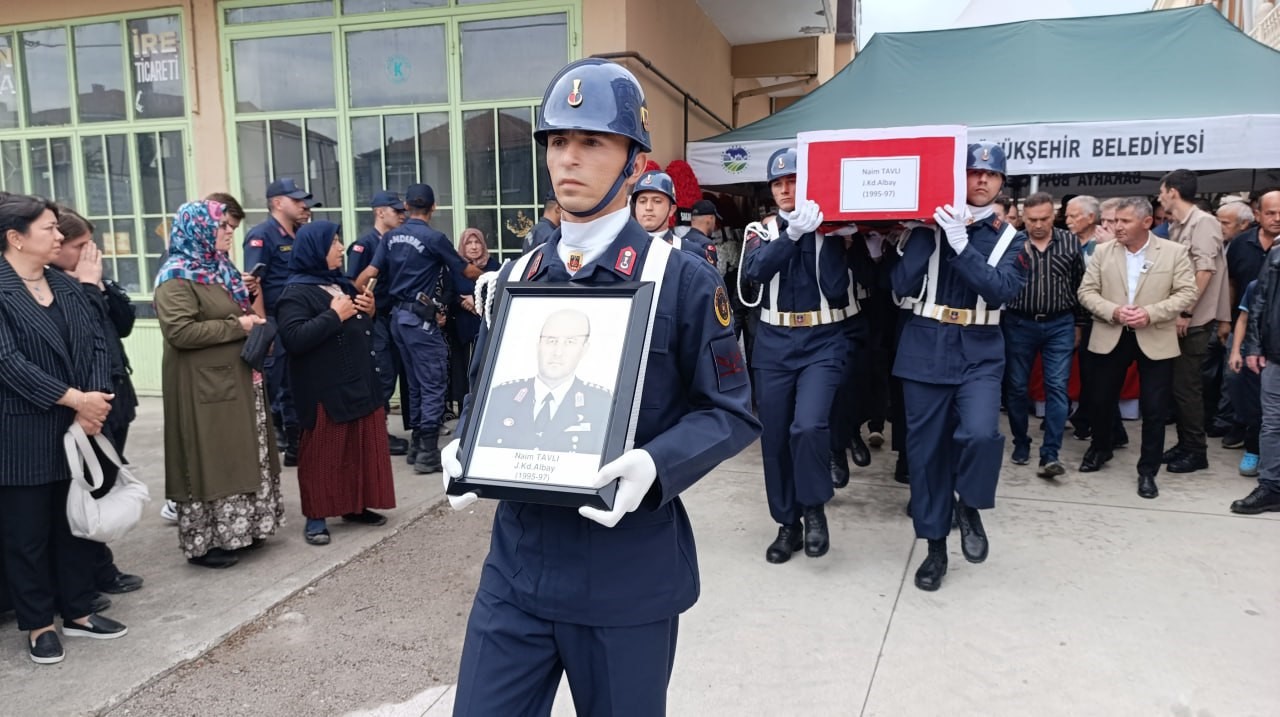 Oğlunun nişanında kalp krizi geçirerek hayatını kaybeden Albay Tavlı toprağa verildi
