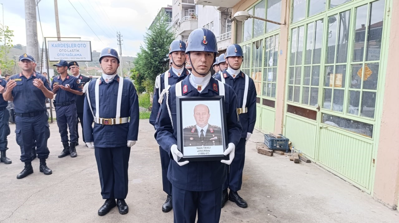 Oğlunun nişanında kalp krizi geçirerek hayatını kaybeden Albay Tavlı toprağa verildi
