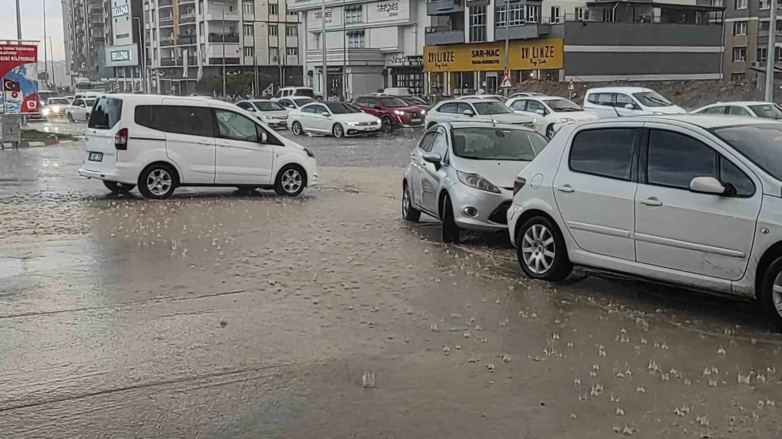 Şanlıurfa’da sağanak yağış etkili oldu, yollar göle döndü
