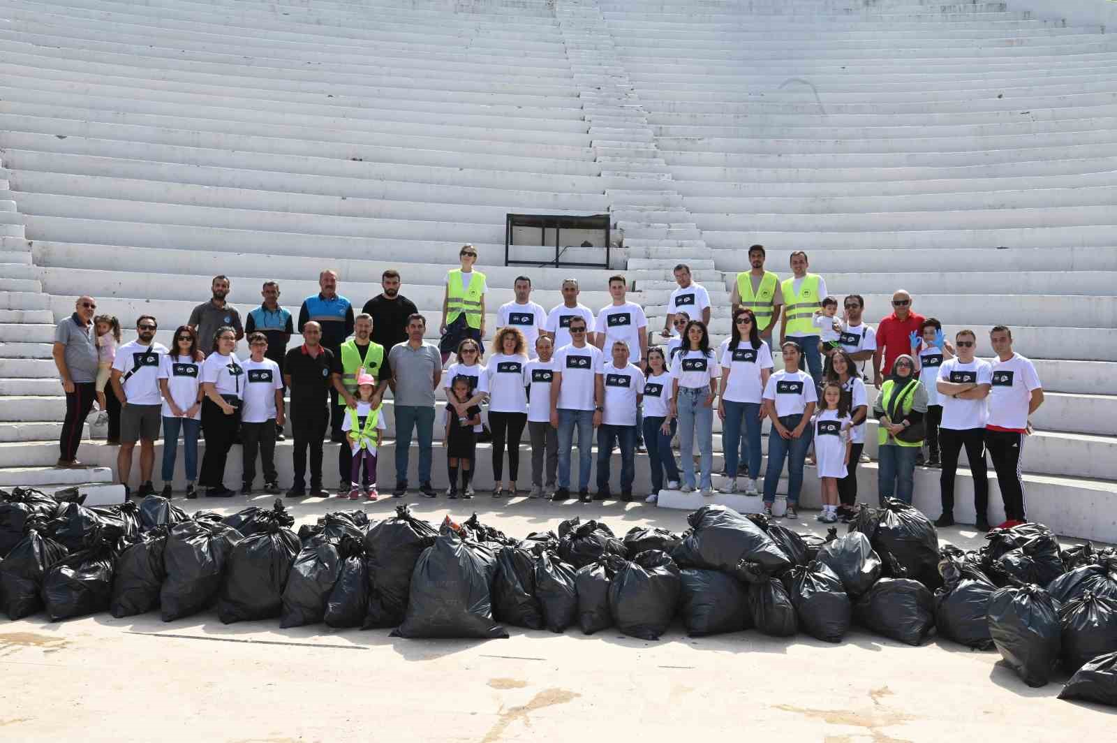 Manisa’da ‘Atıksız Bir Dünya’ için çöp topladılar
