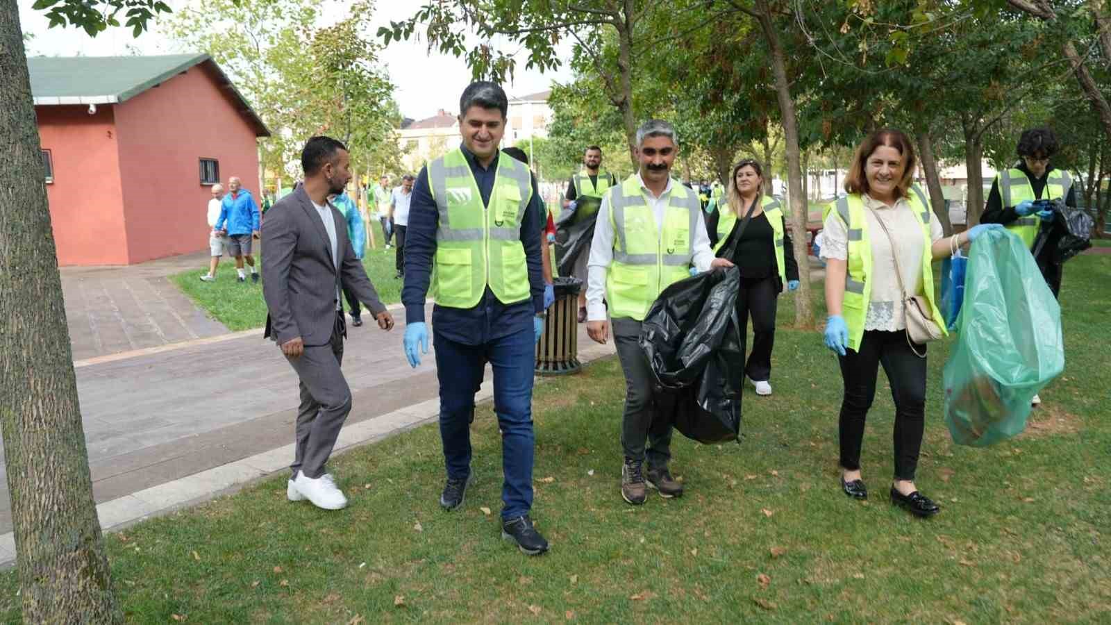 Ataşehir’de çevreci hareket: Başkan Adıgüzel ve çevreciler parkta buluşup çöpleri topladı
