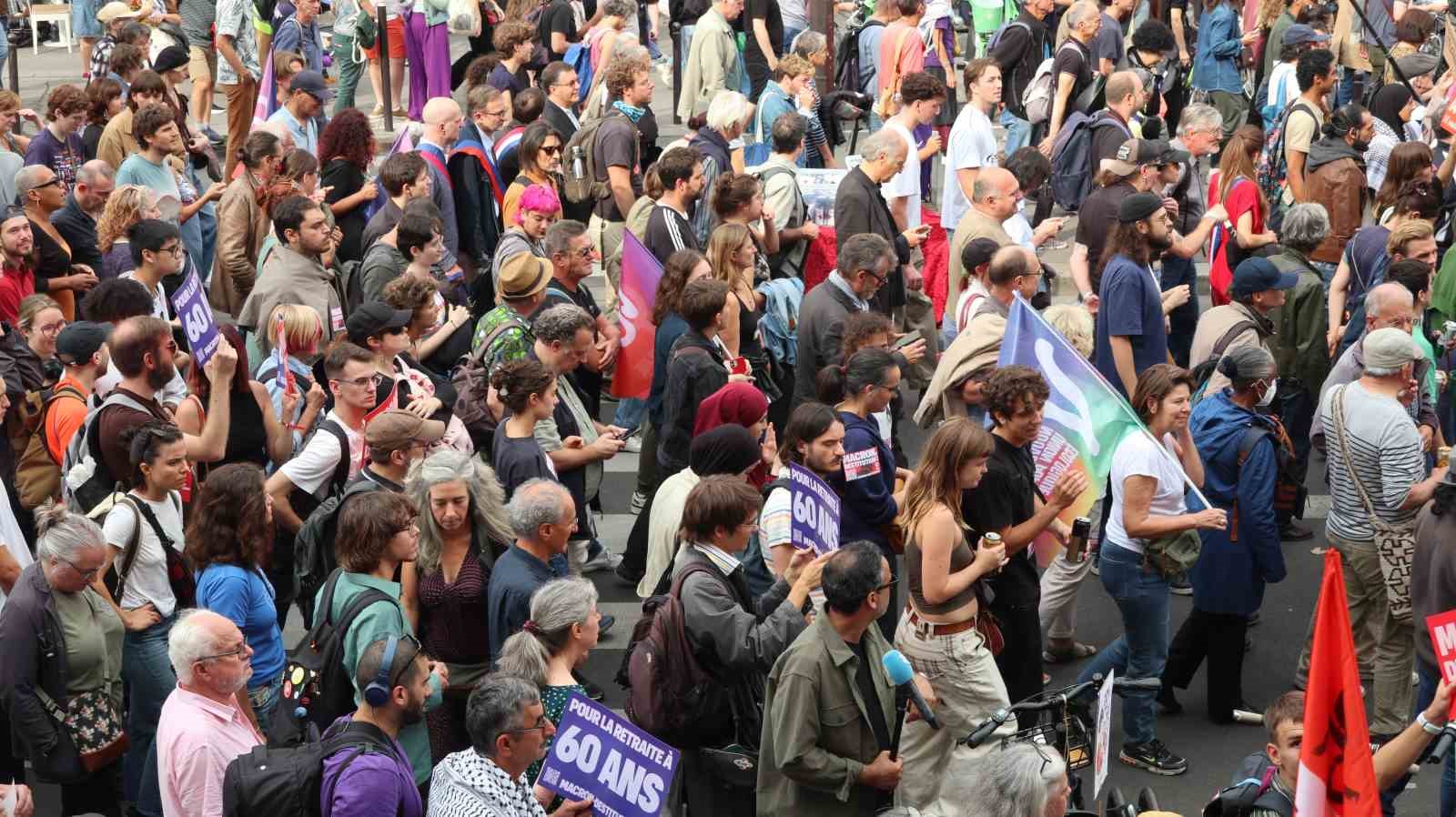 Fransa’da binlerce kişiden hükümet karşıtı gösteri
