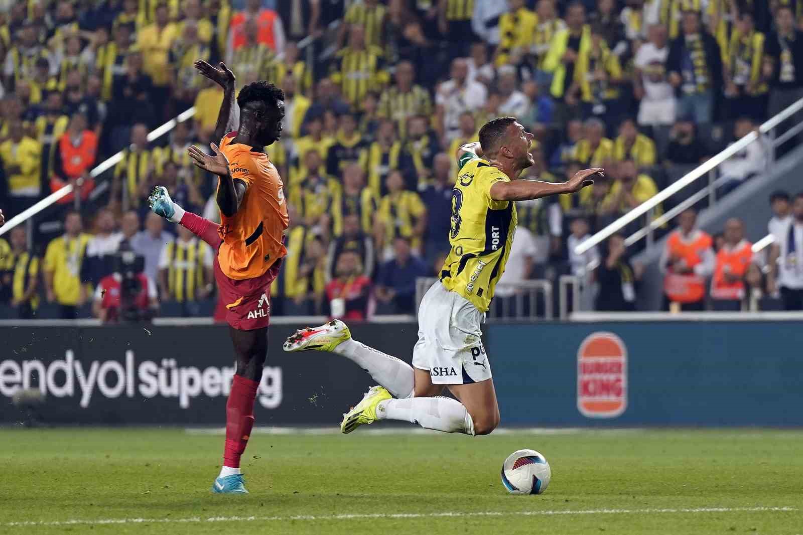 Trendyol Süper Lig: Fenerbahçe: 0 - Galatasaray: 2 (İlk yarı)
