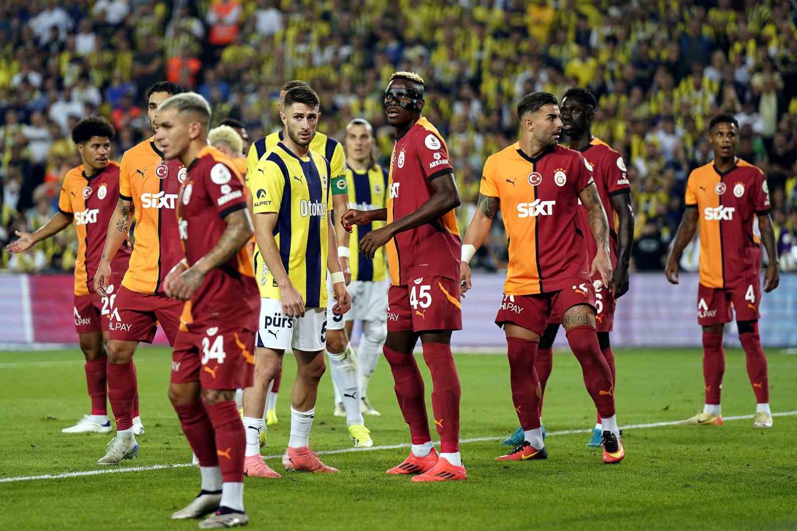 Trendyol Süper Lig: Fenerbahçe: 0 - Galatasaray: 2 (İlk yarı)
