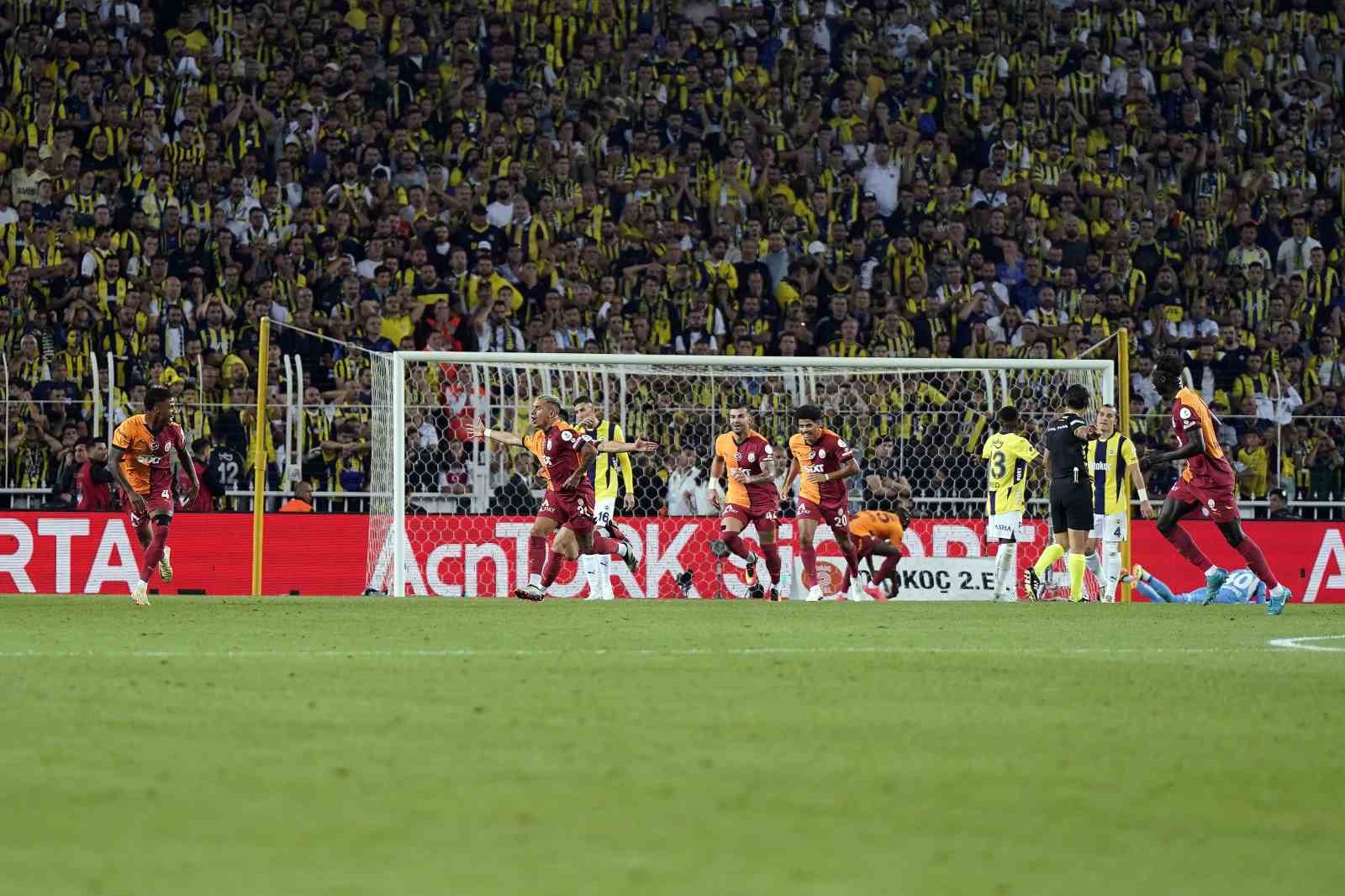 Trendyol Süper Lig: Fenerbahçe: 0 - Galatasaray: 2 (İlk yarı)
