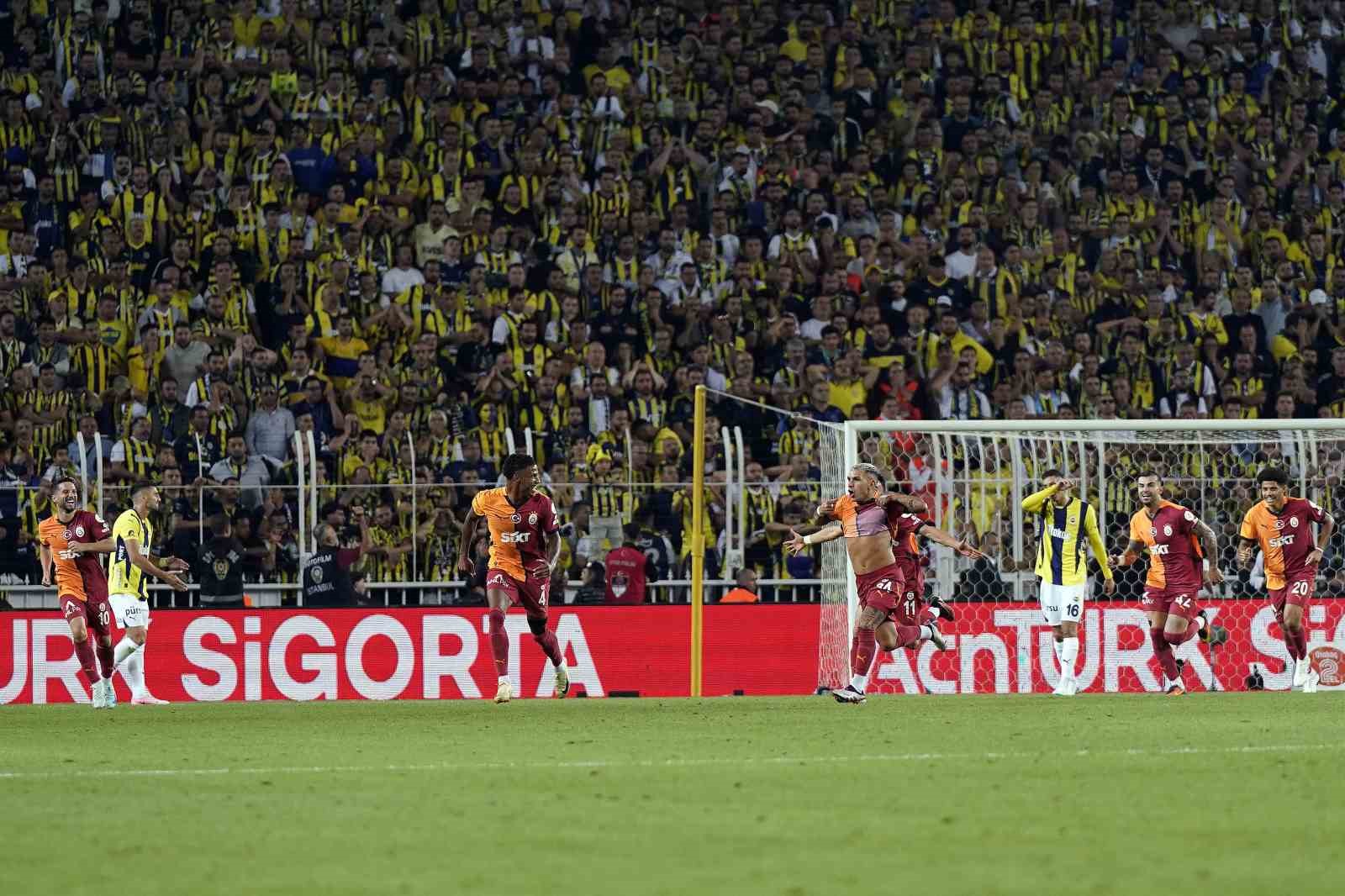 Trendyol Süper Lig: Fenerbahçe: 0 - Galatasaray: 2 (İlk yarı)
