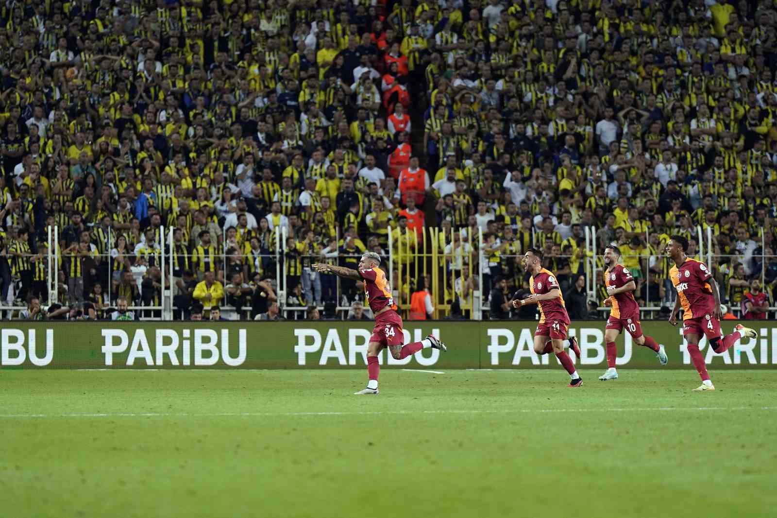 Trendyol Süper Lig: Fenerbahçe: 0 - Galatasaray: 2 (İlk yarı)
