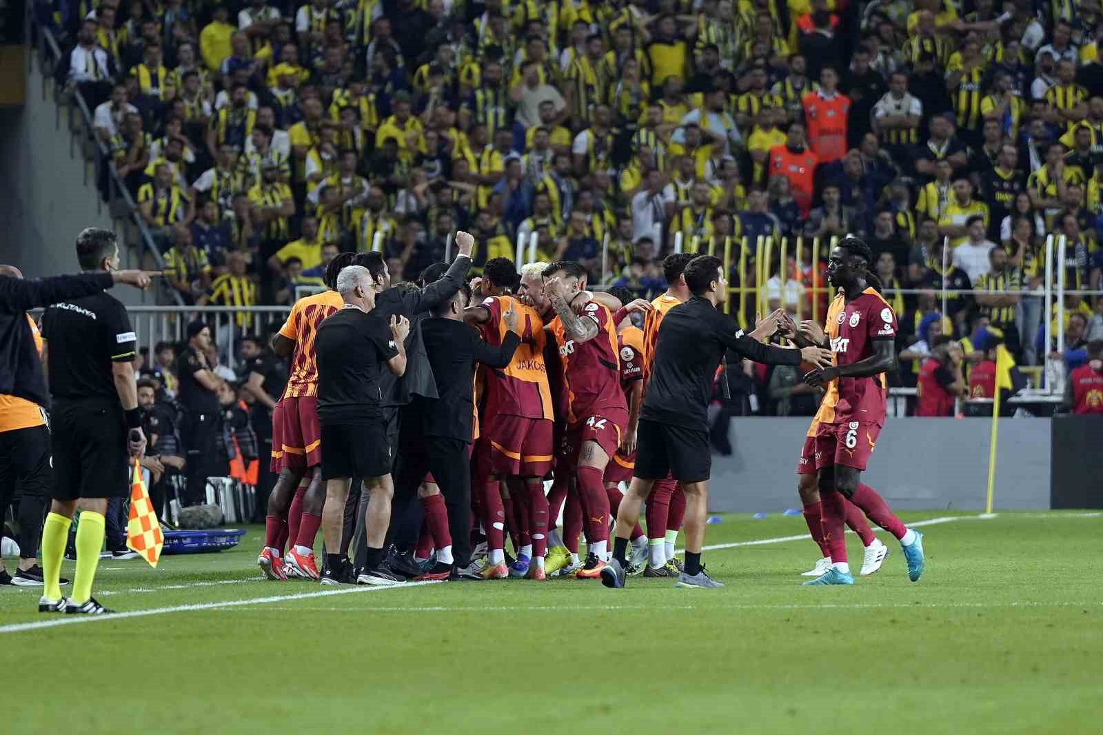 Trendyol Süper Lig: Fenerbahçe: 0 - Galatasaray: 2 (İlk yarı)
