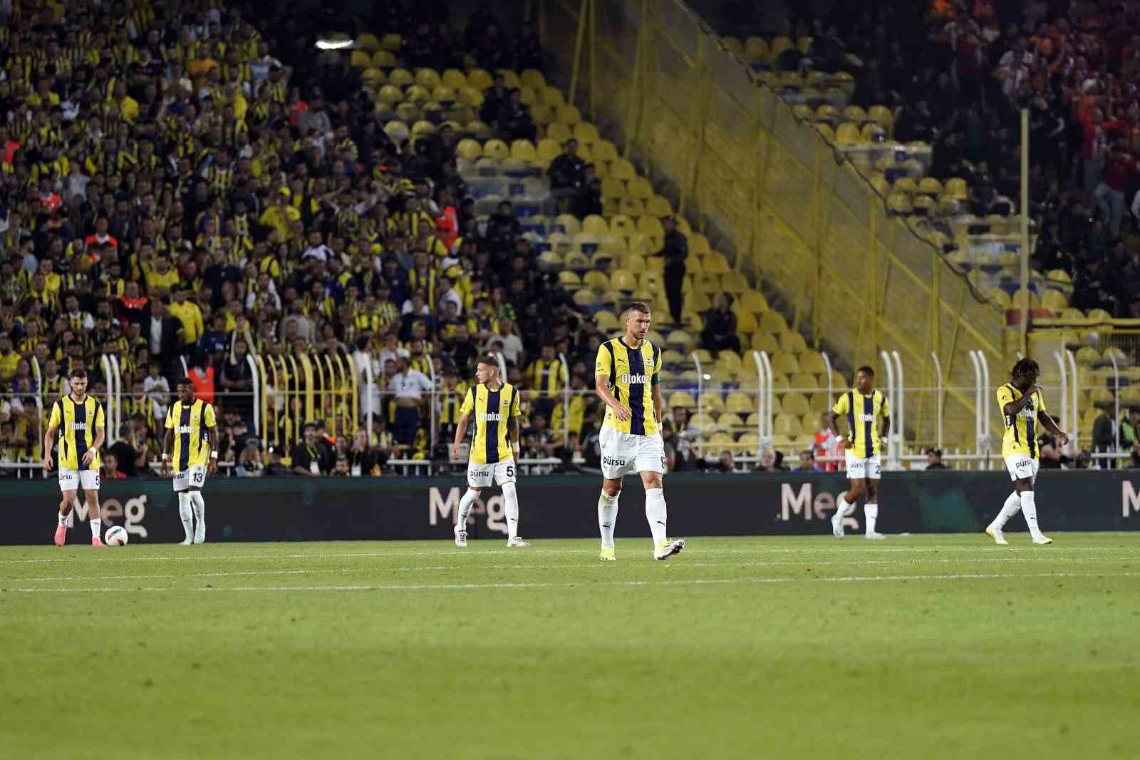 Trendyol Süper Lig: Fenerbahçe: 0 - Galatasaray: 2 (İlk yarı)
