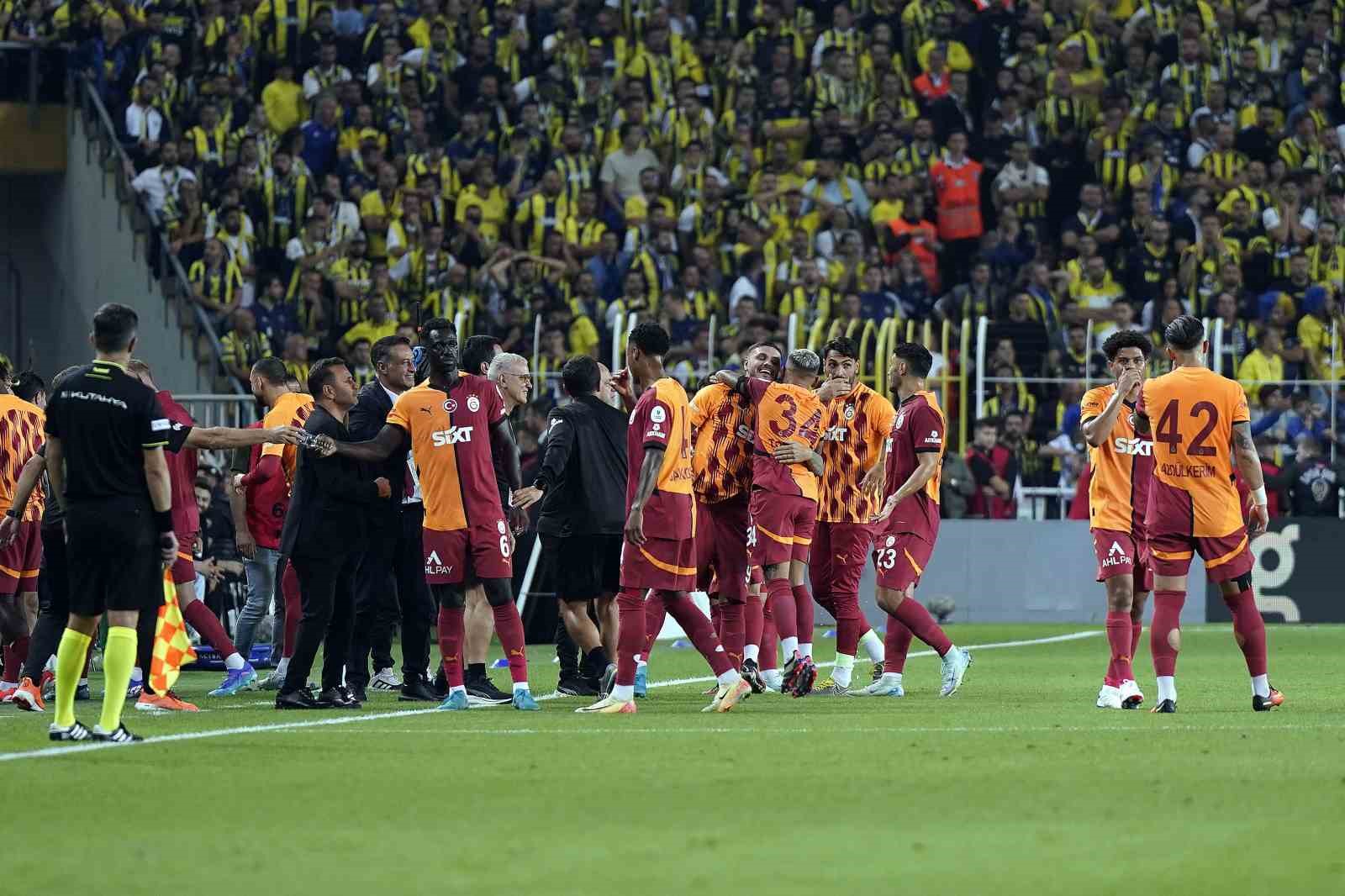 Trendyol Süper Lig: Fenerbahçe: 0 - Galatasaray: 2 (İlk yarı)
