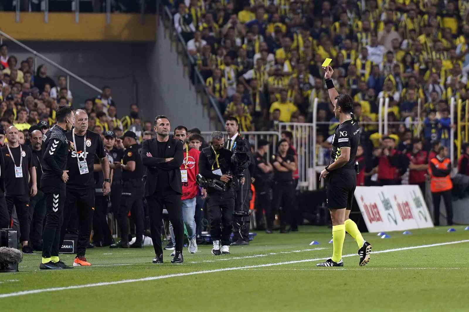 Trendyol Süper Lig: Fenerbahçe: 0 - Galatasaray: 2 (İlk yarı)
