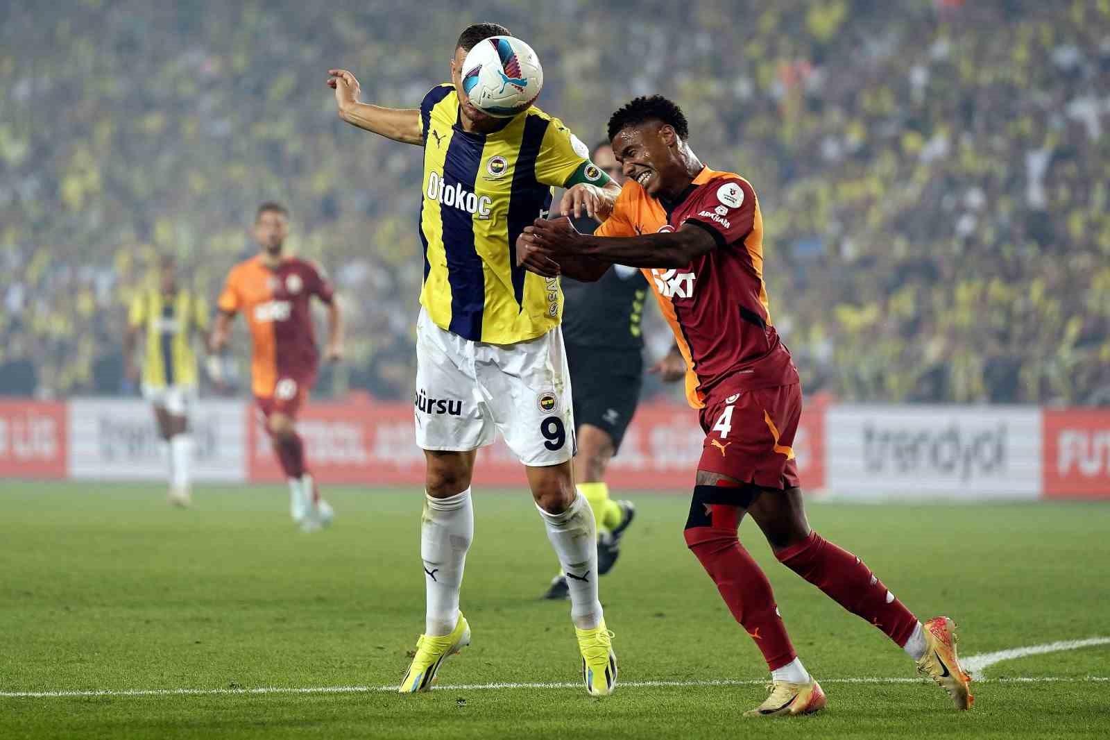 Trendyol Süper Lig: Fenerbahçe: 0 - Galatasaray: 2 (İlk yarı)
