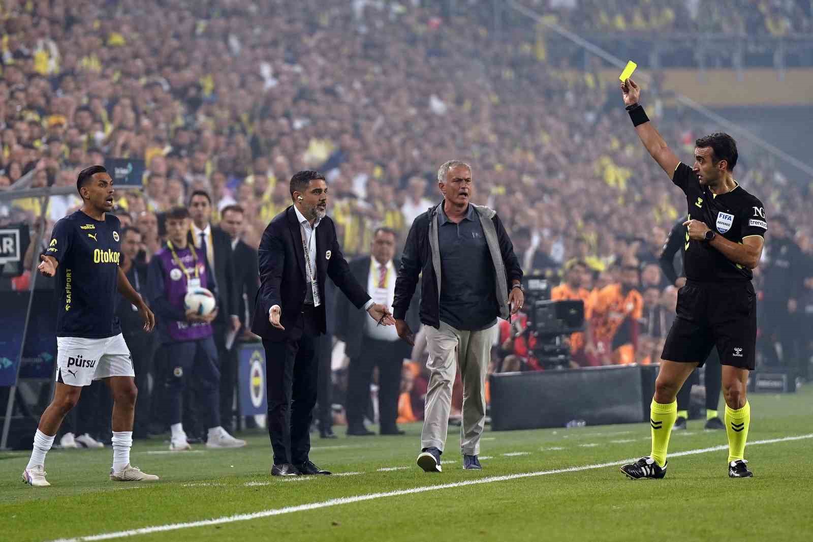 Trendyol Süper Lig: Fenerbahçe: 0 - Galatasaray: 2 (İlk yarı)
