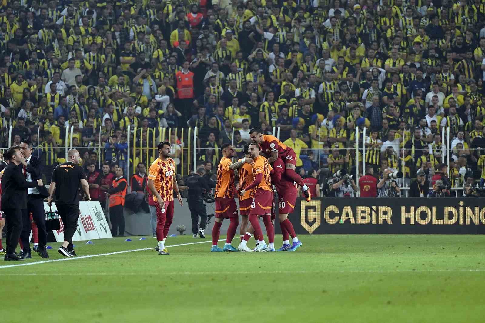 Trendyol Süper Lig: Fenerbahçe: 0 - Galatasaray: 2 (İlk yarı)
