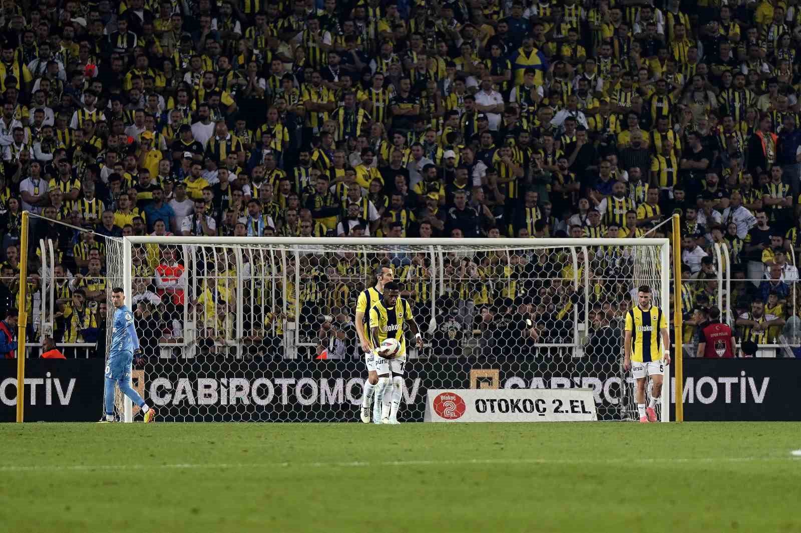 Trendyol Süper Lig: Fenerbahçe: 0 - Galatasaray: 2 (İlk yarı)
