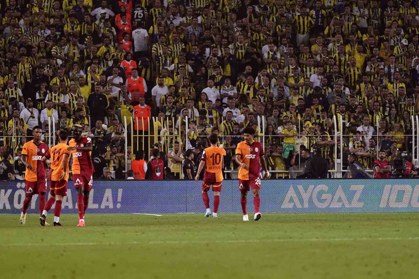 Trendyol Süper Lig: Fenerbahçe: 0 - Galatasaray: 2 (İlk yarı)
