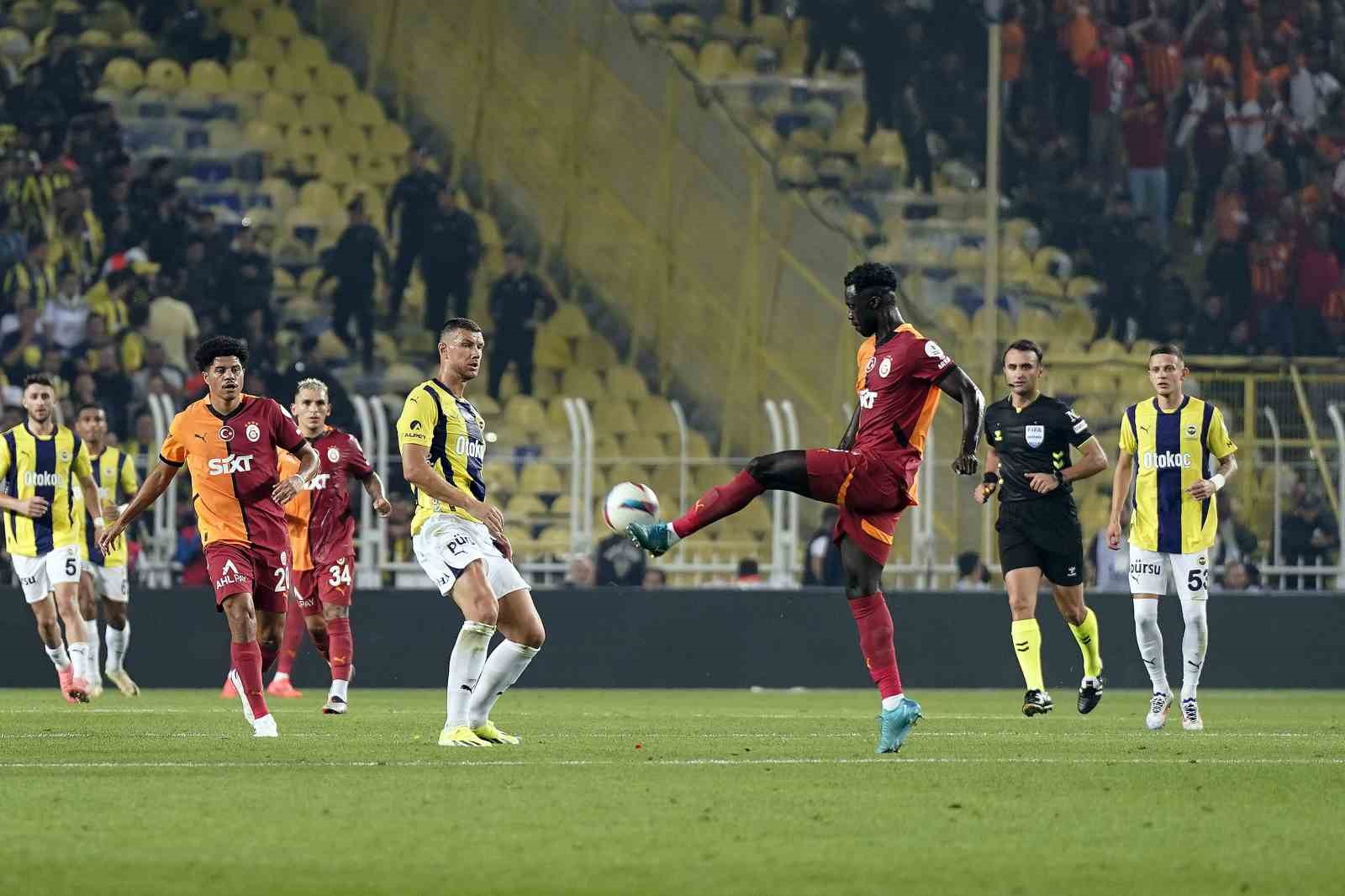 Trendyol Süper Lig: Fenerbahçe: 0 - Galatasaray: 2 (İlk yarı)
