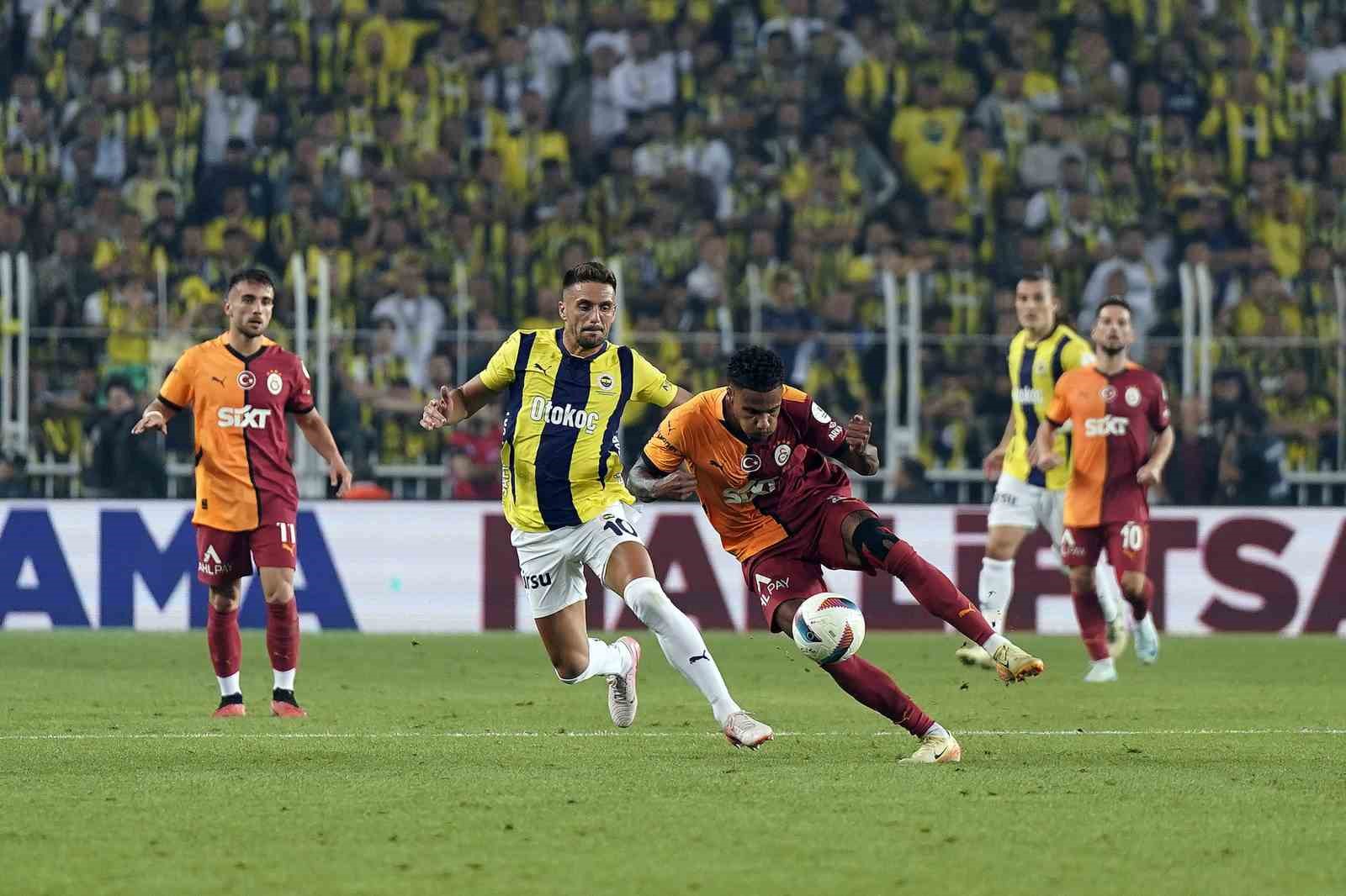 Trendyol Süper Lig: Fenerbahçe: 0 - Galatasaray: 2 (İlk yarı)
