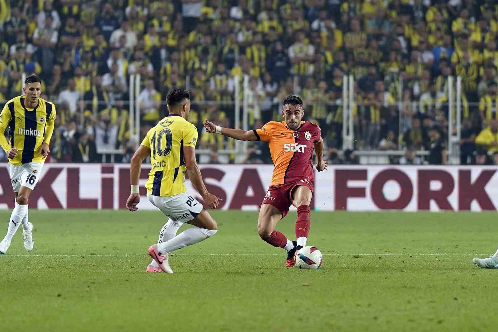 Trendyol Süper Lig: Fenerbahçe: 0 - Galatasaray: 2 (İlk yarı)
