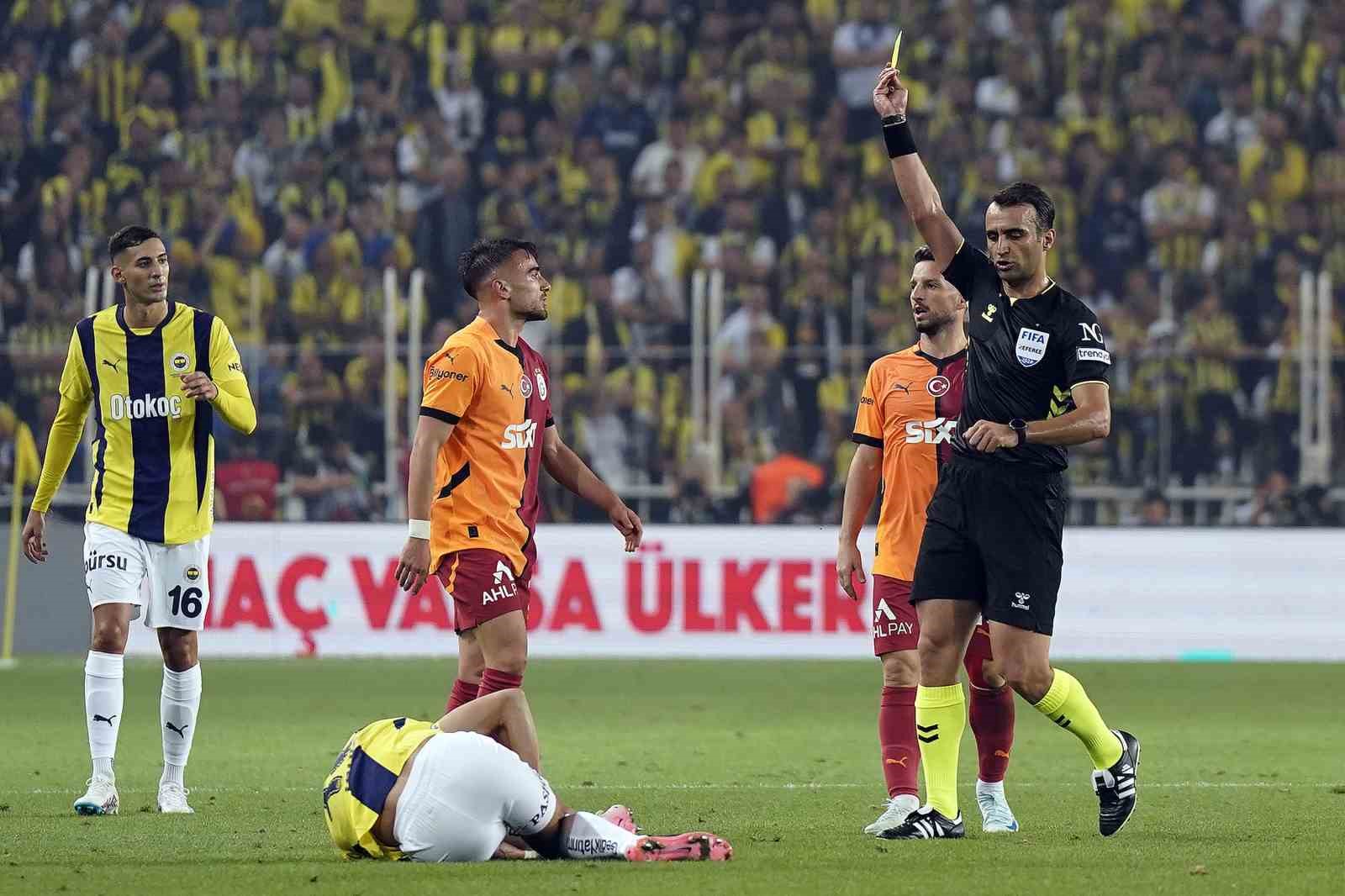 Trendyol Süper Lig: Fenerbahçe: 0 - Galatasaray: 2 (İlk yarı)
