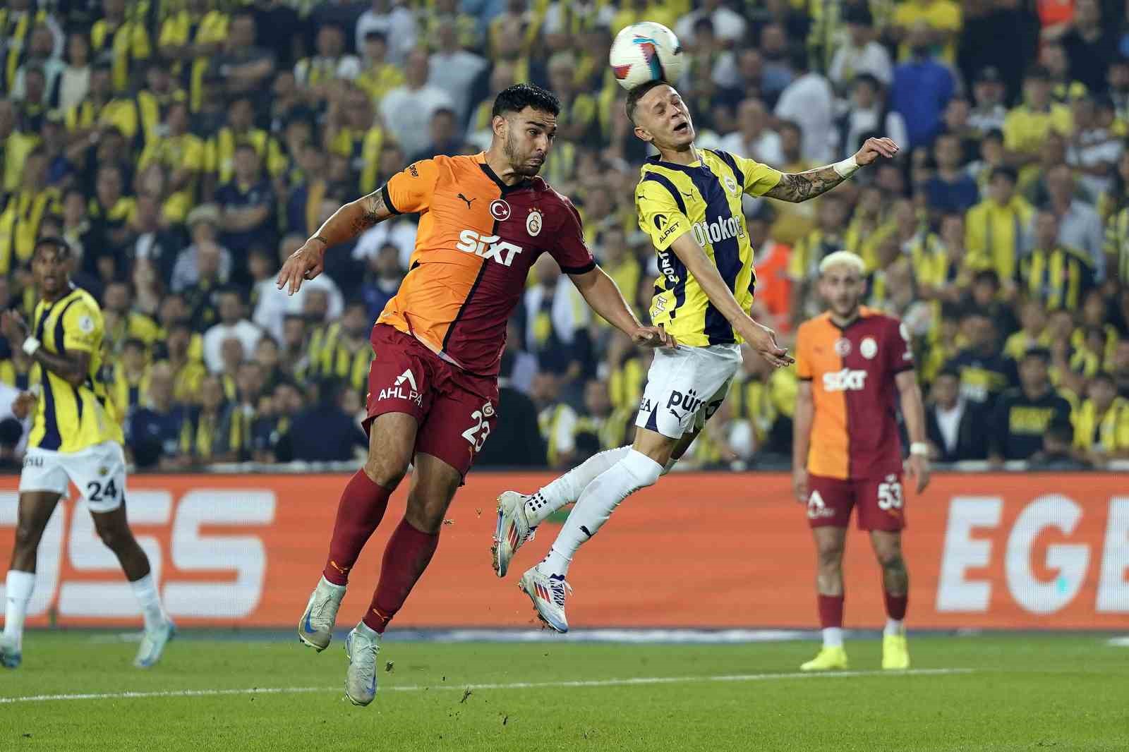 Trendyol Süper Lig: Fenerbahçe: 0 - Galatasaray: 2 (İlk yarı)
