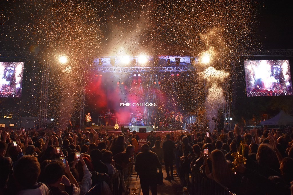 Emir Can İğrek Tekirdağlı hayranlarıyla ertelenen konserde buluştu
