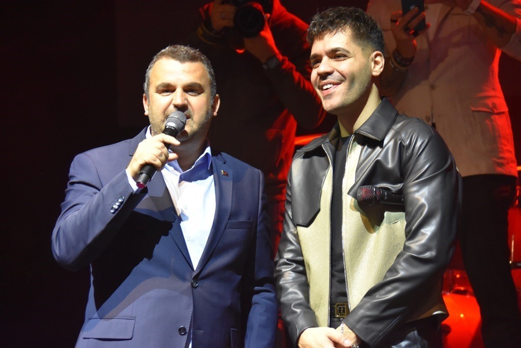 Emir Can İğrek Tekirdağlı hayranlarıyla ertelenen konserde buluştu
